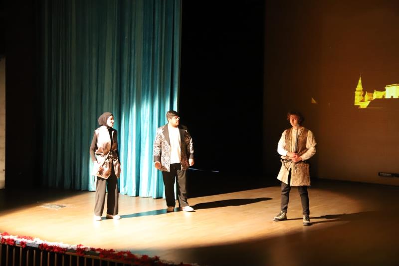 İngiliz Dili ve Edebiyatı bölümü öğrencileri tarafından William Shakespeare’in "Hamlet" adlı tiyatro oyunu sahnelendi.