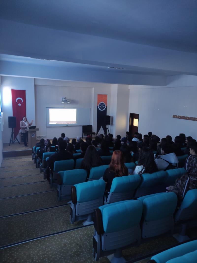 Makhambet Utemisov Üniversitesi'nden Dr. Gulnara Khazgaliyeva Bölümümüz Öğrencileri için Bilgilendirme Toplantısı Düz…